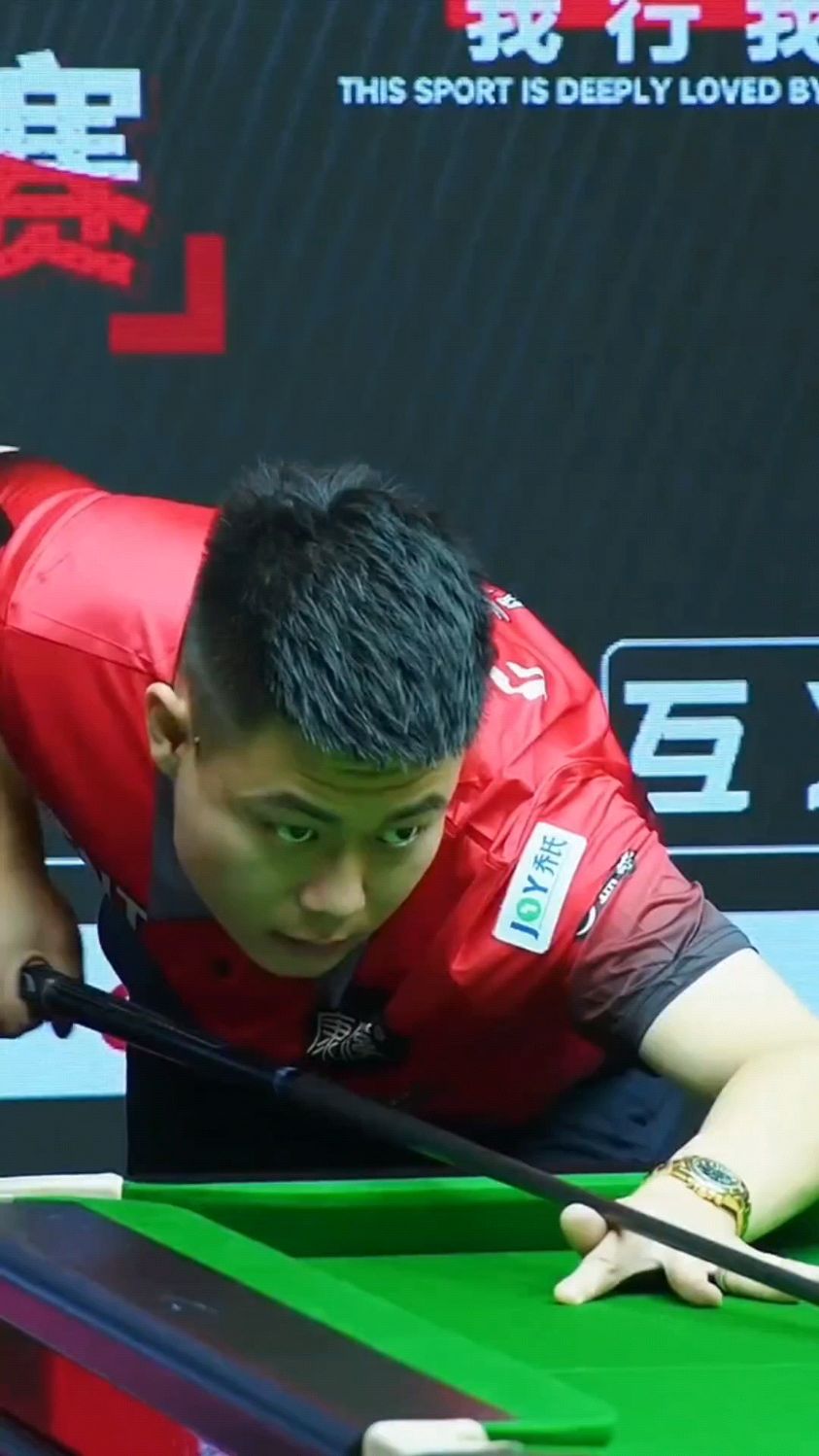 现出顽强的 现出顽强的