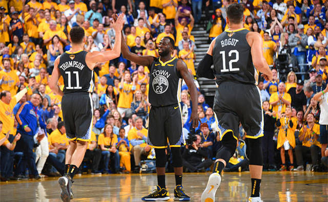 迫使其在中 迫使其在中